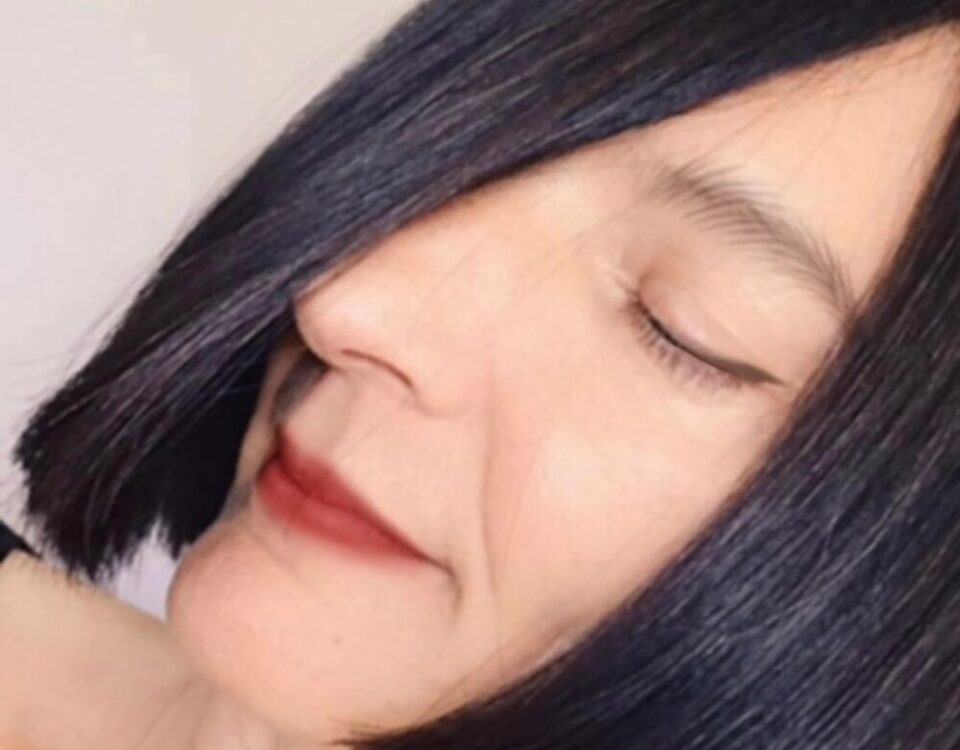 Glossy, sleek black bob